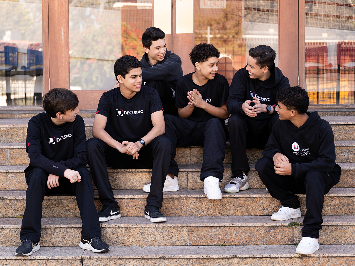 Alunos em ambiente escolar acolhedor, simbolizando saúde mental e bem-estar do aluno