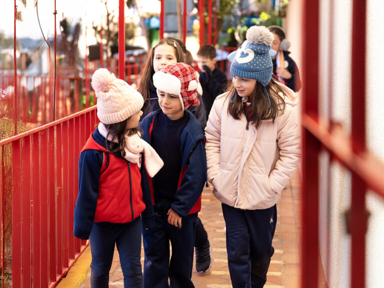 : Alunos em contexto escolar durante processo de adaptação escolar, representando a transição de fases ao longo da trajetória do aluno.